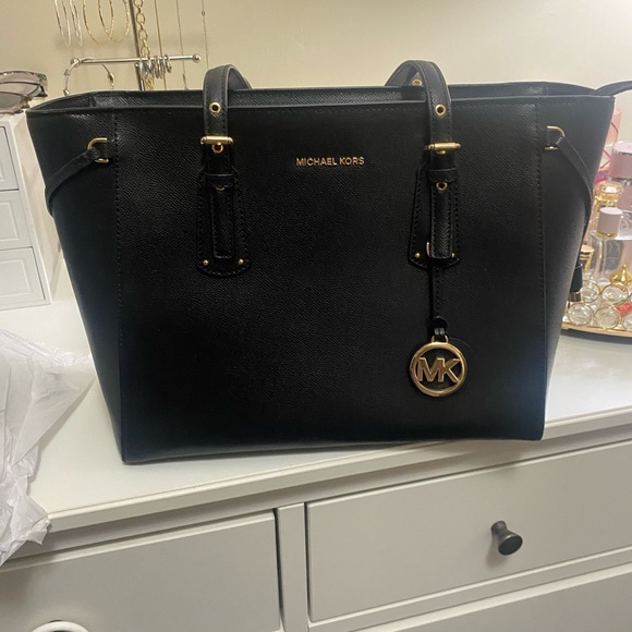 Michael Kors Purse! Worn only once perfect condition. - Picture 1 of 11